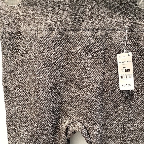 ‼️🚫 SOLD elsewhere 🚫‼️  Ardene • Legging with 3D design — Super-soft - Picture 7 of 9